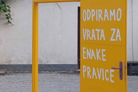 Simbolična slika odprtih vrat z napisom: Odpiramo vrata za enake pravice