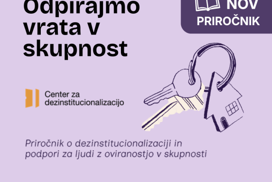 Ilustracija z naslovom »Odpirajmo vrata v skupnost« na svetlo vijoličnem ozadju. Na desni strani je risba ključev s hišnim obeskom, zgoraj desno pa oznaka »Nov priročnik«. Na levi je logotip Centra za deinstitucionalizacijo. Spodaj je zapis: »Priročnik o deinstitucionalizaciji in podpori za ljudi z oviranostjo v skupnosti«, ter logotipi Inštituta RS za socialno varstvo, I feel Slovenia in Evropske unije.