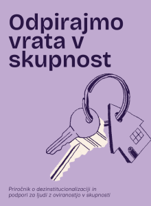 Ilustracija na vijoličnem ozadju z napisom »Odpirajmo vrata v skupnost« in risbo ključa ter stilizirane hiše na obesku. Spodaj je manjši napis: »Priročnik o deinstitucionalizaciji in podpori za ljudi z oviranostjo v skupnosti«.