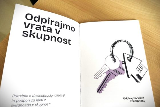Odpirajmo vrata v prihodnost, napis na priročniku za dezinstitucionalizacijo