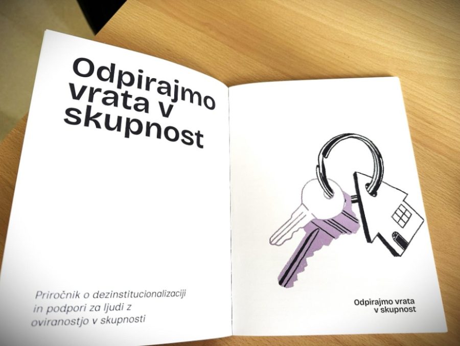 Odpirajmo vrata v prihodnost, napis na priročniku za dezinstitucionalizacijo
