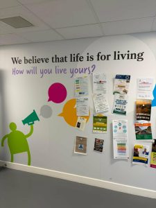We believe that life in for living napis na steni