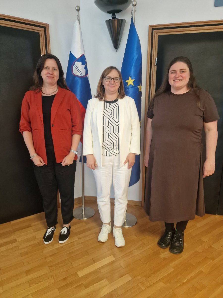 Varuhinja človekovih pravic dr. Simona Drenik Bavdek je na delovnem srečanju gostila direktorico Inštituta RS za socialno varstvo (IRSSV) mag. Barbaro Kobal Tomc in vodjo Centra za dezinstitucionalizacijo pri Inštitutu RS za socialno varstvo dr. Andrejo Rafaelič.