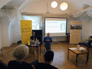 Festival norosti 2026: dr. Vito Flaker predstavlja knjigo Od blizu ni nihče normalen.
